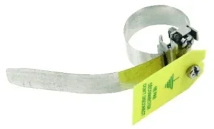 Collier de mise à la terre : une partie pour fixer le fil, une partie pour serrer la canalisation