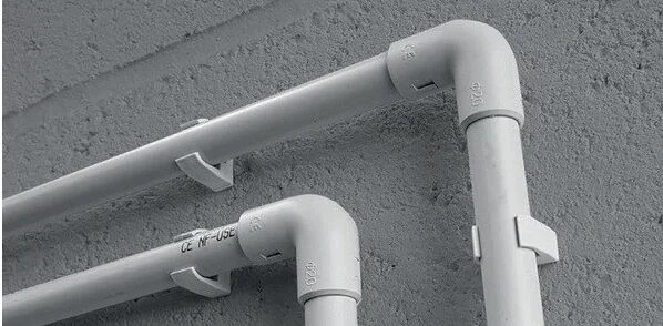 Tubes IRL en PVC rigide posés en apparent le long d'un mur